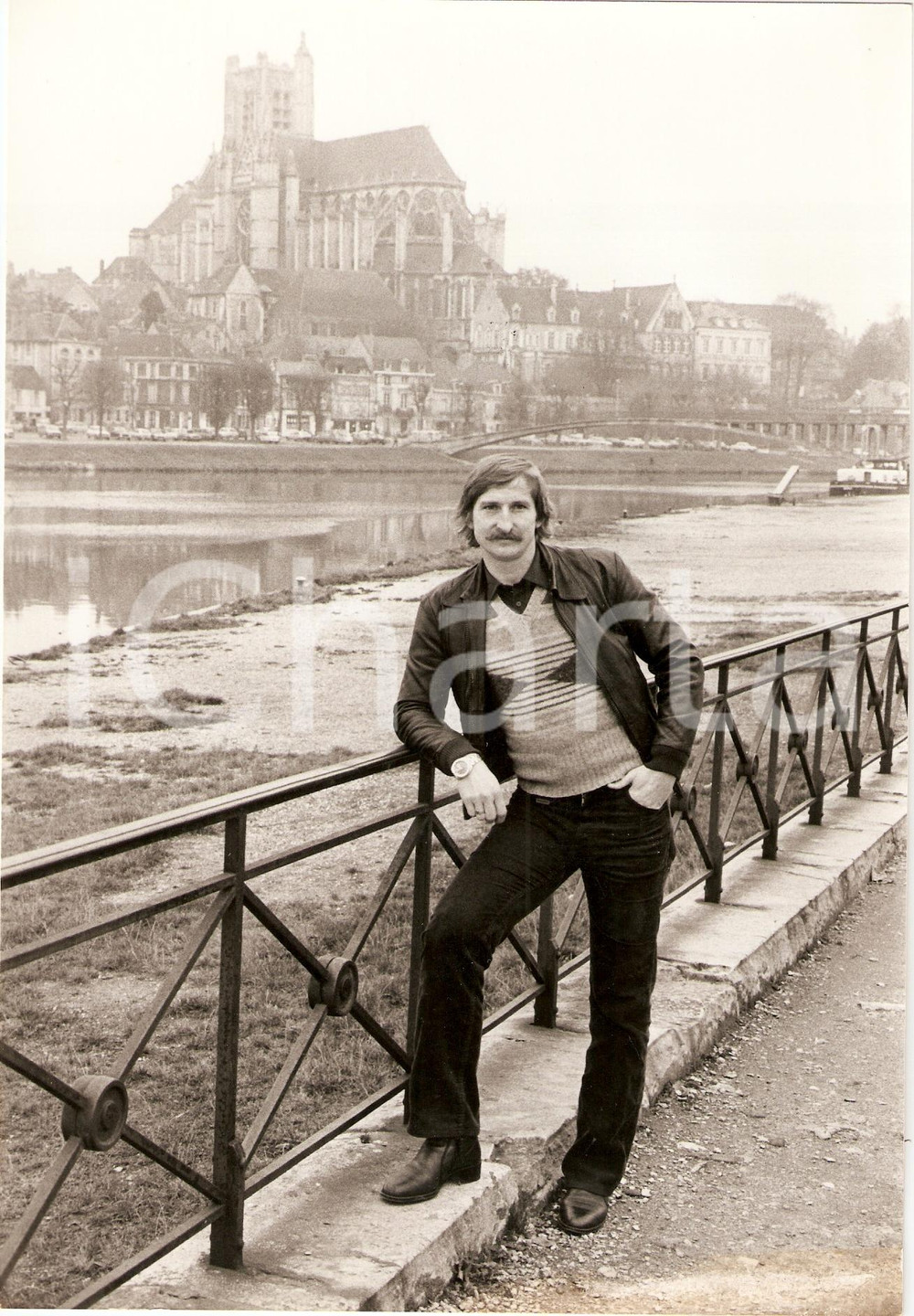 Fotografia d epoca originale 1980 ca AUXERRE Calcio Andrzej SZARMACH in posa davanti CATTEDRALE Fotografia 1
