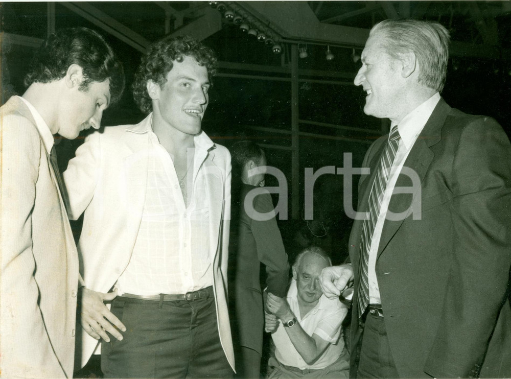 Fotografia d epoca originale 1979 MILANO Gary Birtles Claudio SULSER consegna premio BRAVO Guerin Sportivo 1