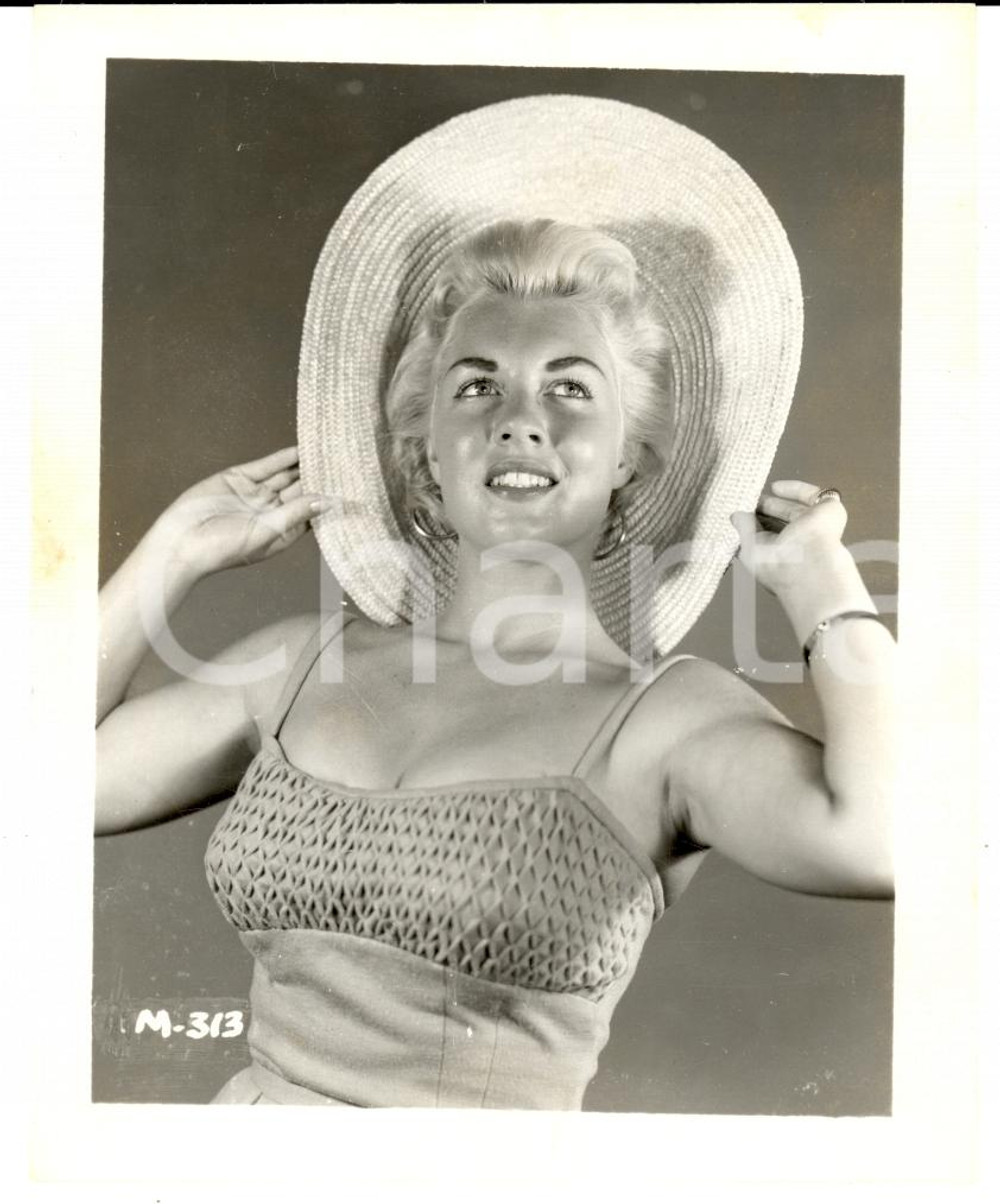Fotografia d epoca originale 1965 ca USA  EROTICA VINTAGE Sexy blonde posing with a straw hat PHOTO 1