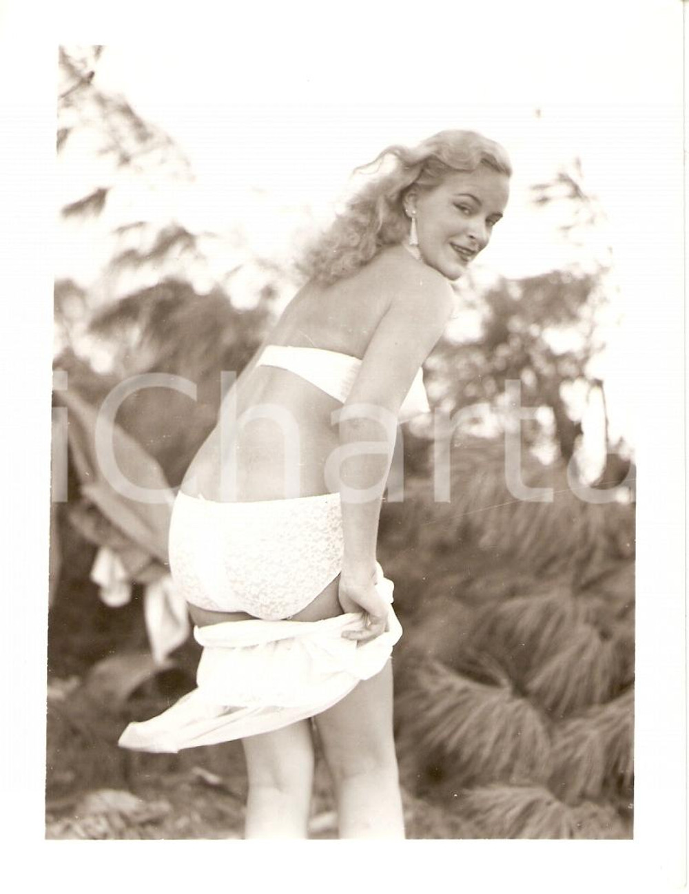 Fotografia d epoca originale 1965 ca USA  EROTICA VINTAGE Sexy lady undressing on the beach PHOTO 1