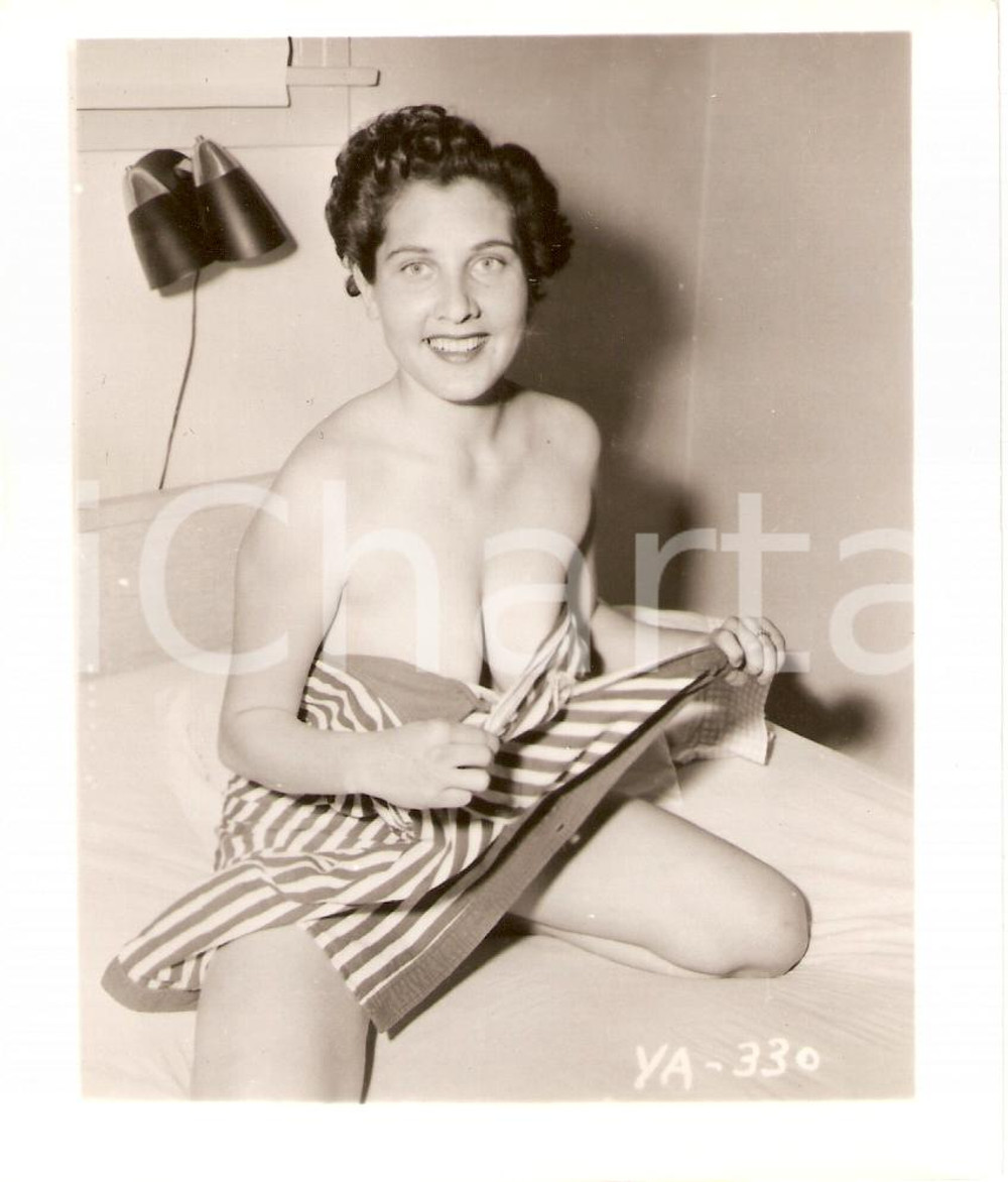 Fotografia d epoca originale 1965 ca USA  EROTICA VINTAGE Sexy lady take off her striped blouse on bed PHOTO 1