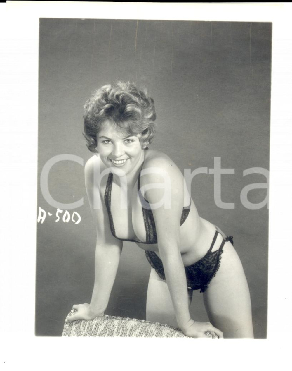 Fotografia d epoca originale 1965 ca USA  EROTICA VINTAGE Smiling woman in sexy lingerie PHOTO 1