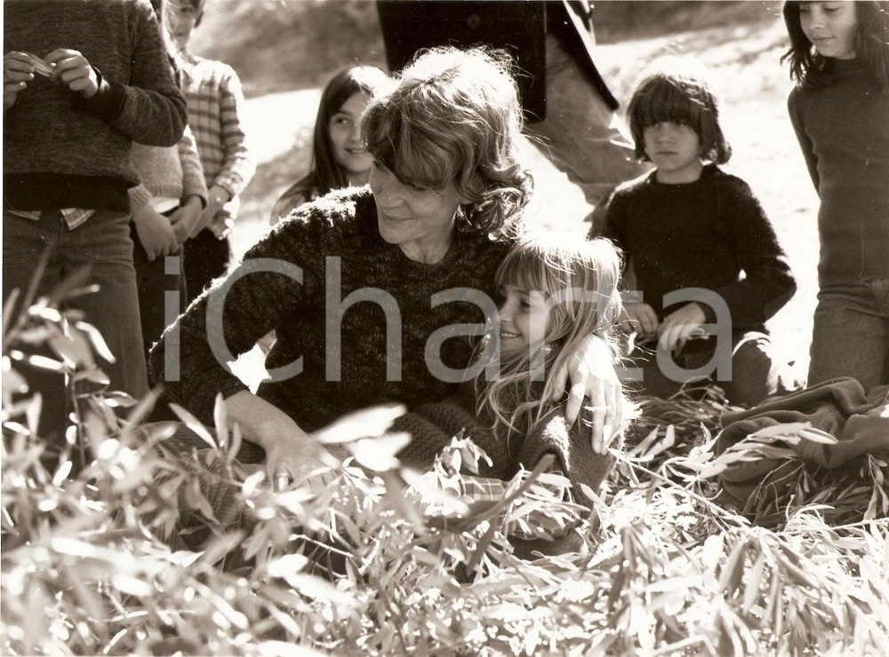 Fotografia d epoca originale 1977 QU ESTCE QUE TU VEUX JULIE? Arlette BONNARD con bambini Foto di scena 1