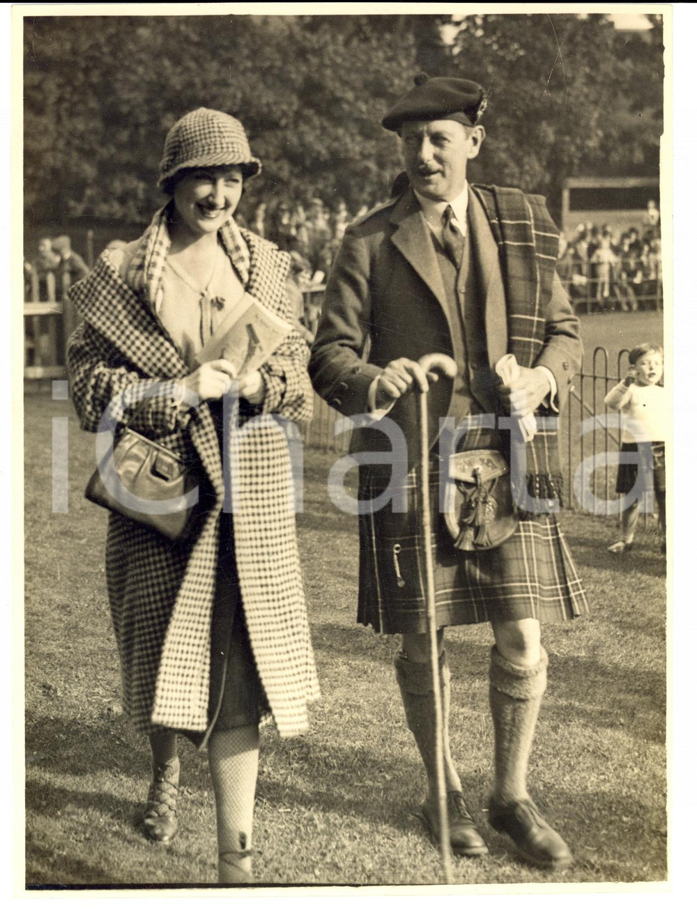 Fotografia d epoca originale 1930 ca SCOTLAND Olive WALKER actress with a man in tweed costume Photo 1