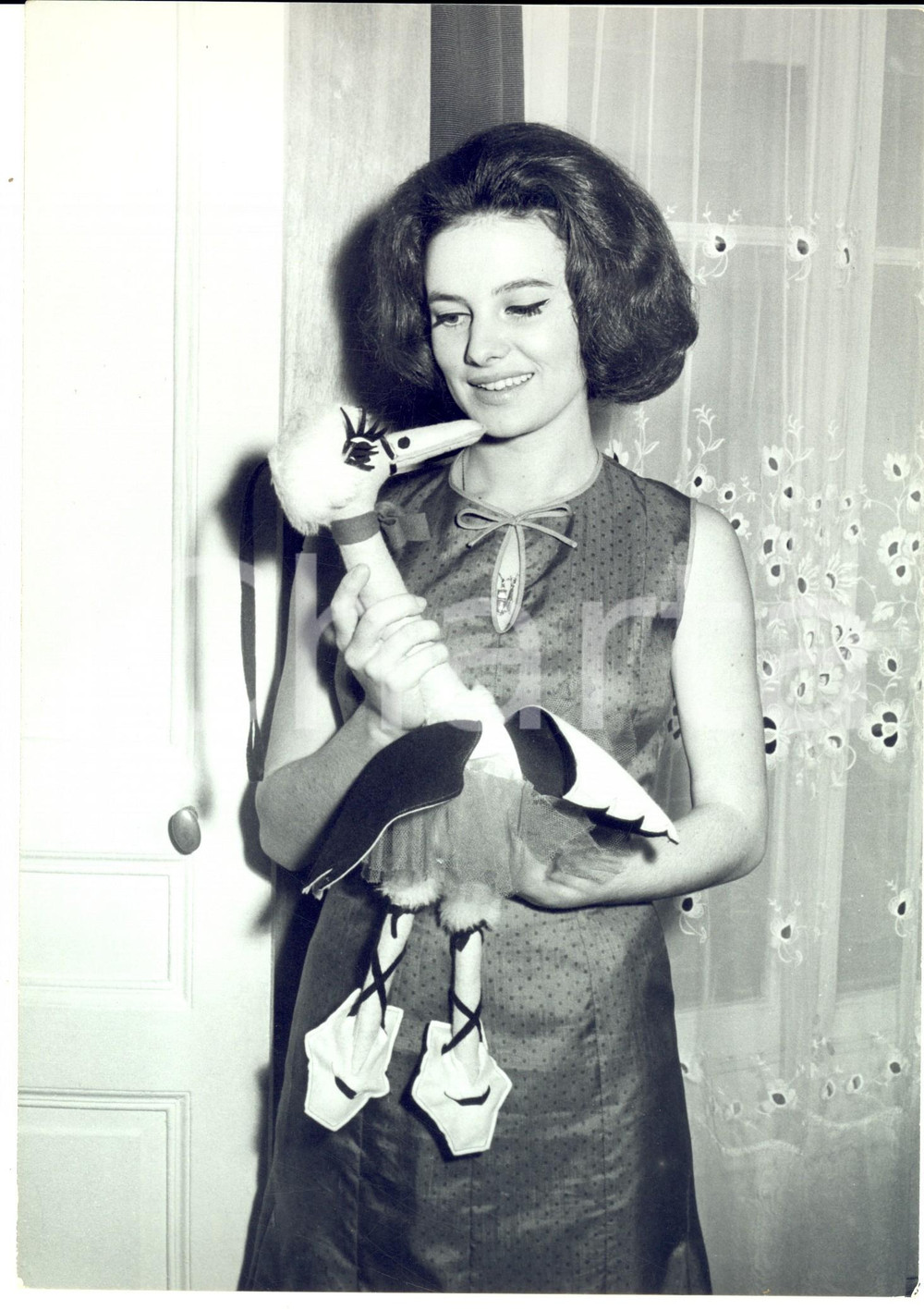 Fotografia d epoca originale 1960 ca PARIS Attrice Janine VILA gioca con la papera ballerina Foto 1