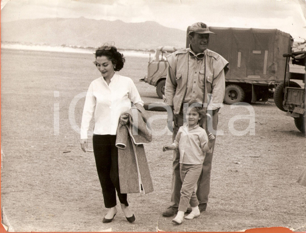 Fotografia d epoca originale 1960 ca CINEMA John WAYNE with wife Pilar PALETTE and daughter Aissa WAYNE Photo 1