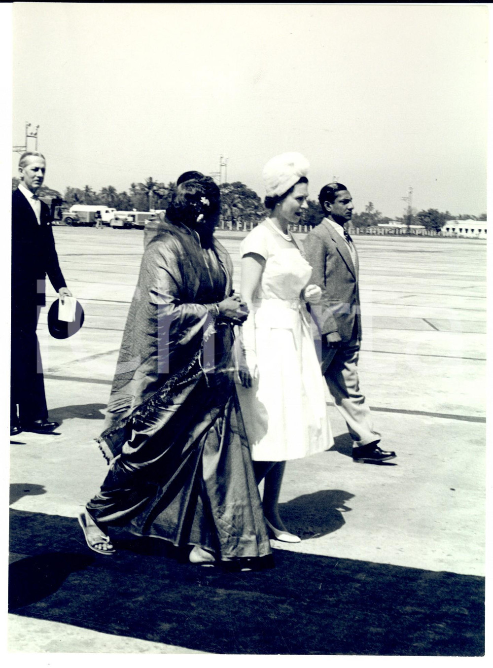 Fotografia d epoca originale 1961 INDIA Elisabetta II durante la sua visita ufficiale con autoritÃ  locali 1