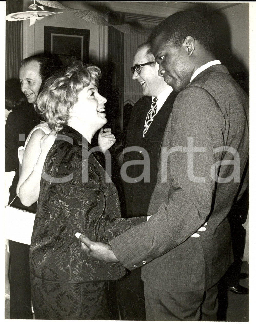 Fotografia d epoca originale 1960 ca USA Festa di gala con gli attori Shelley WINTERS e Sidney POITIERS Foto 1