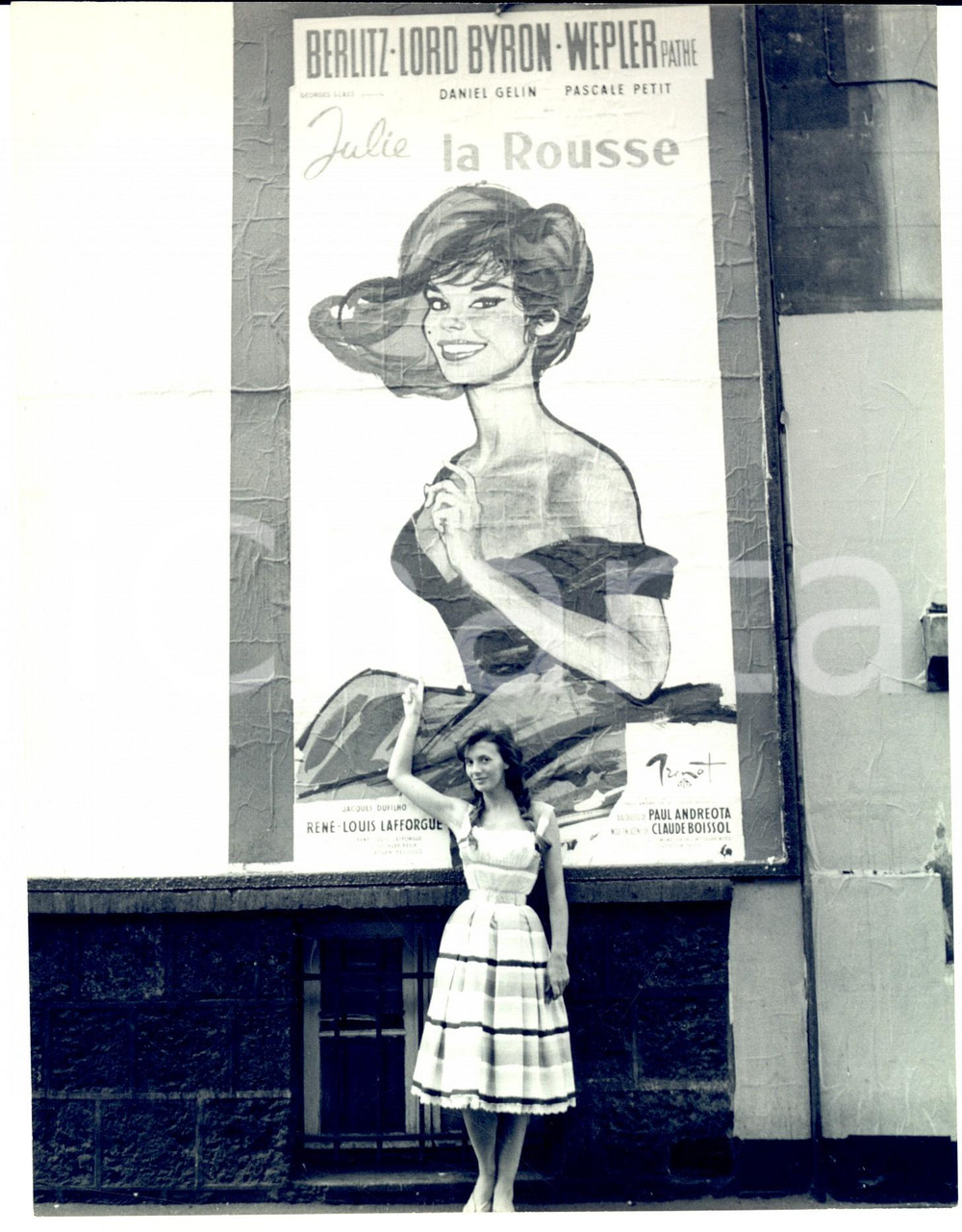 Fotografia d epoca originale 1960 ca PARIS Liliane PATRICK con la locandina del film  Julie la rousse  Foto 1