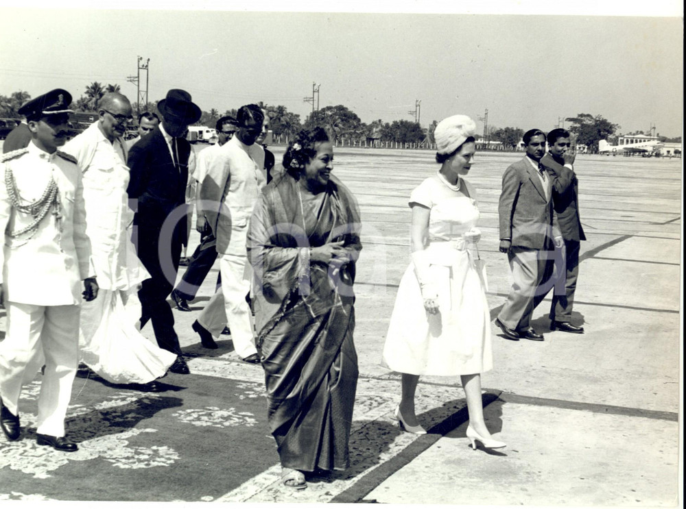 Fotografia d epoca originale 1961 INDIA Regina Elisabetta II durante la visita ufficiale con autoritÃ  locali 1