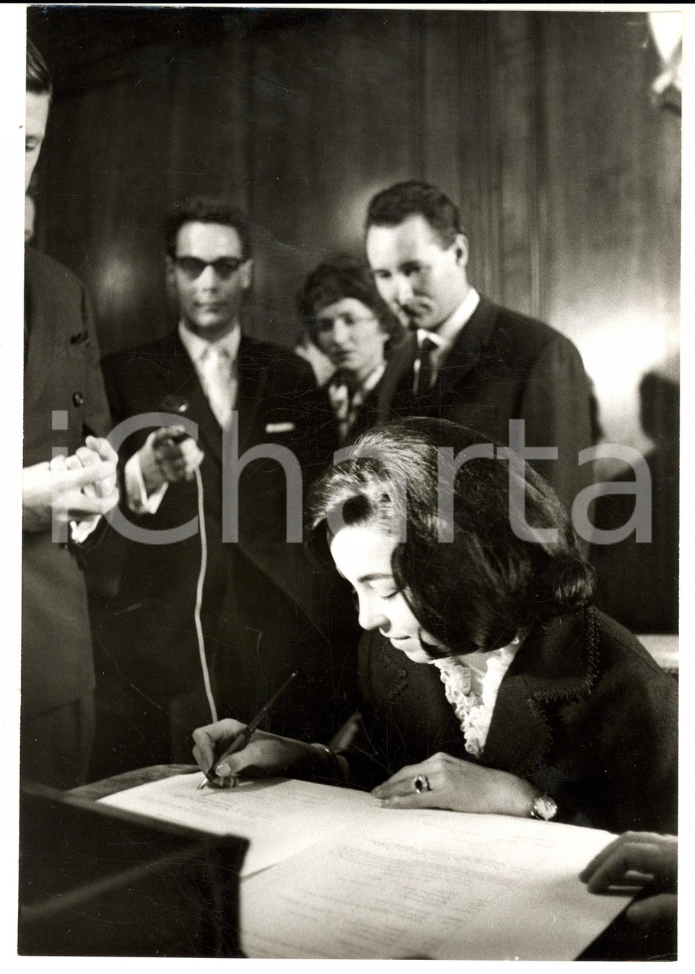 Fotografia d epoca originale 1960 ca MADRID ES Margarita GOMEZACEBO y CEJUELA firma un registro Foto 1
