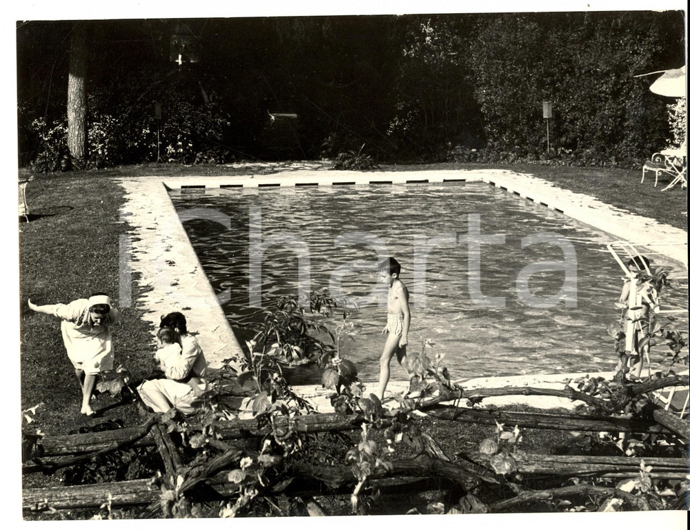 Fotografia d epoca originale 1961 ARGENTARIO Michael e Christopher WILDING nella villa della madre Liz TAYLOR 1
