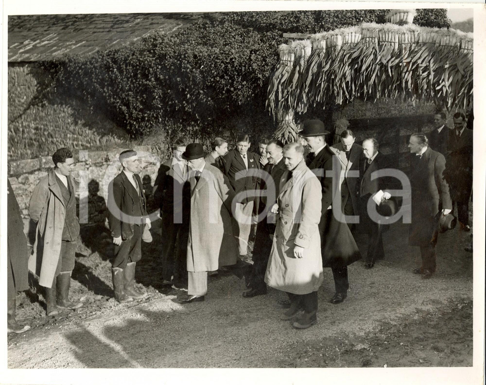 Fotografia d epoca originale 1936 REGNO UNITO Re EDOARDO VIII durante una visita nelle campagne inglesi 1