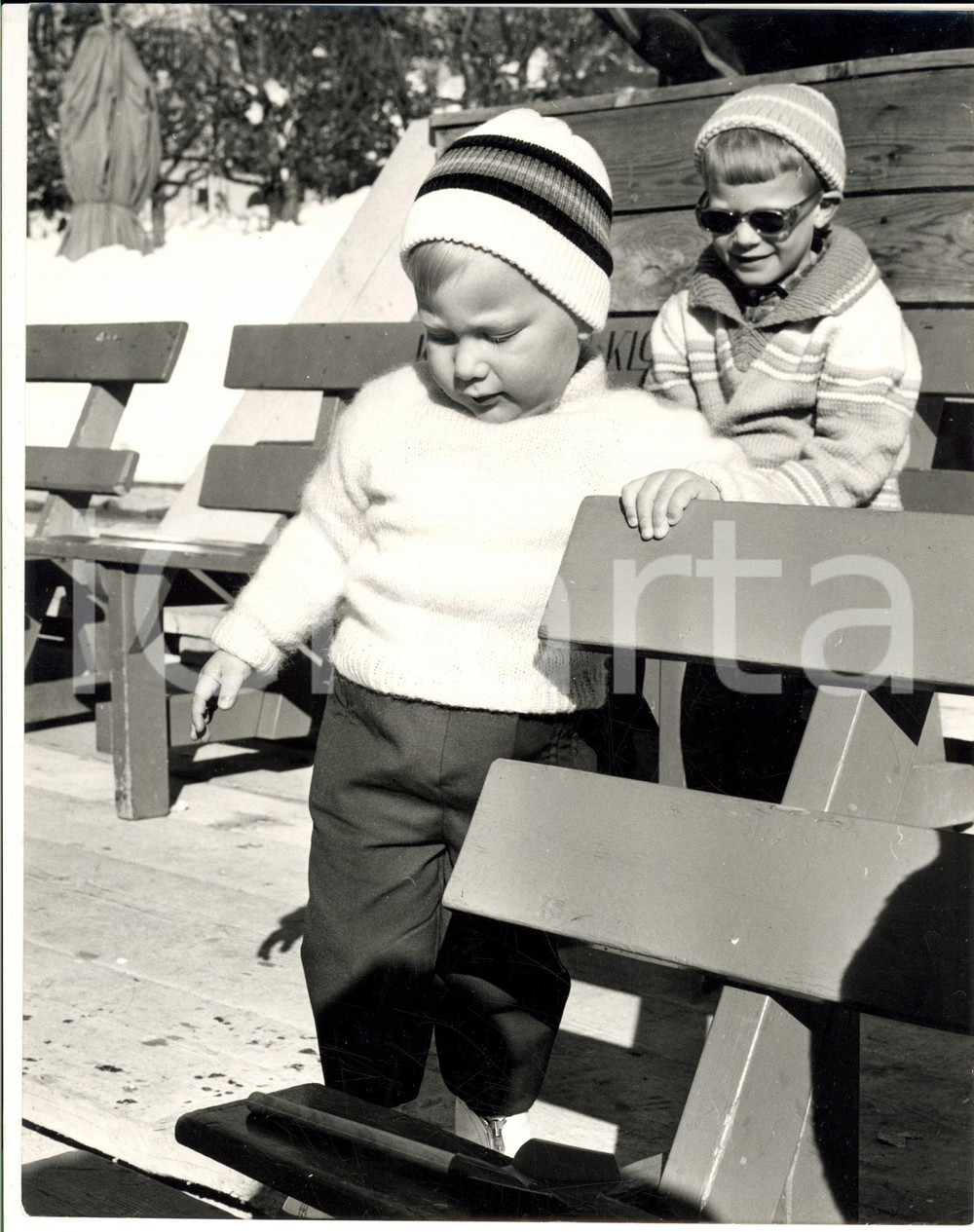 Fotografia d epoca originale 1960 ca GSTAAD ? Principe Filippo del BELGIO bambino al rifugio Foto 1