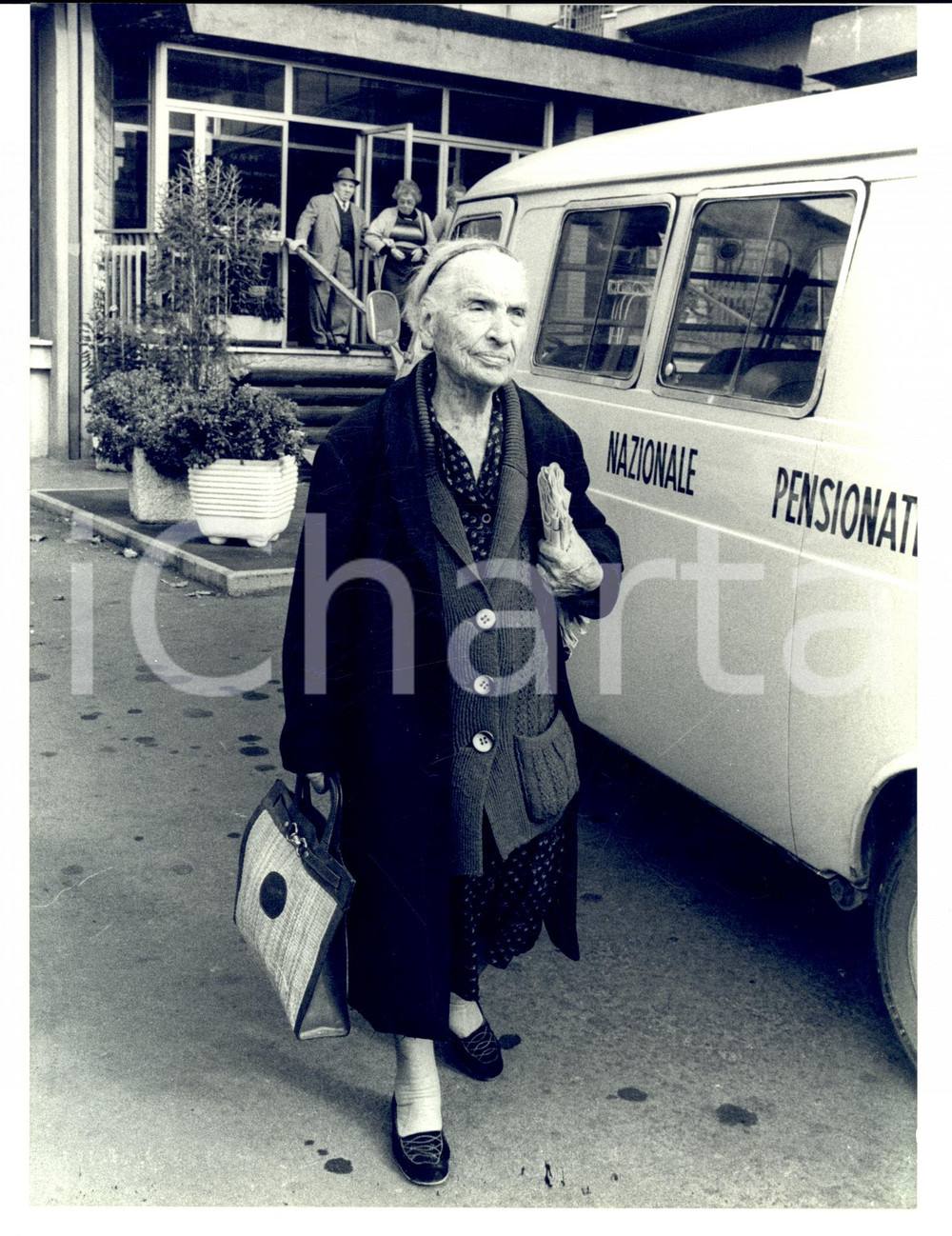 Fotografia d epoca originale 1977 ROMA Anziana vedova di Beniamino GIGLI nella miseria di un pensionato Foto 1