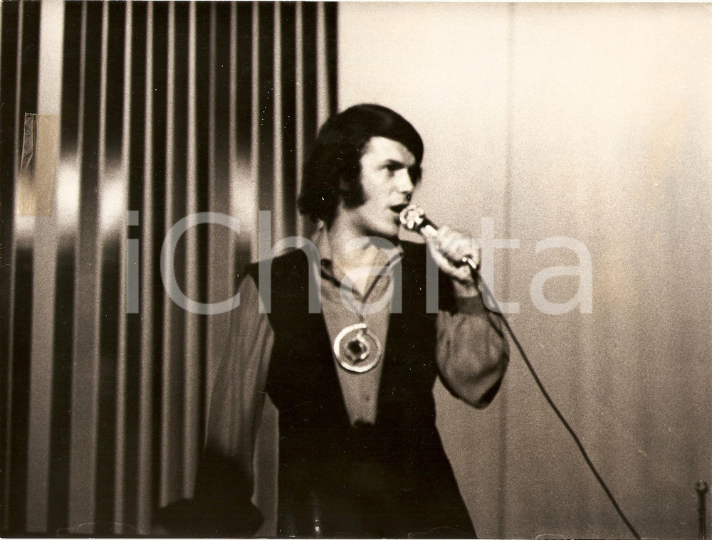 Fotografia d epoca originale 1960 circa FRANCIA Cantante ADAMO comincia il suo tour Ritratto Fotografia 1