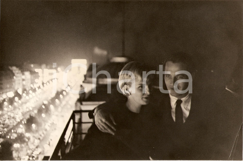 Fotografia d epoca originale 1955 ca CINEMA Paul NEWMAN hugging Joanne WOODWARD on a balcony Photo 25x17 cm 1