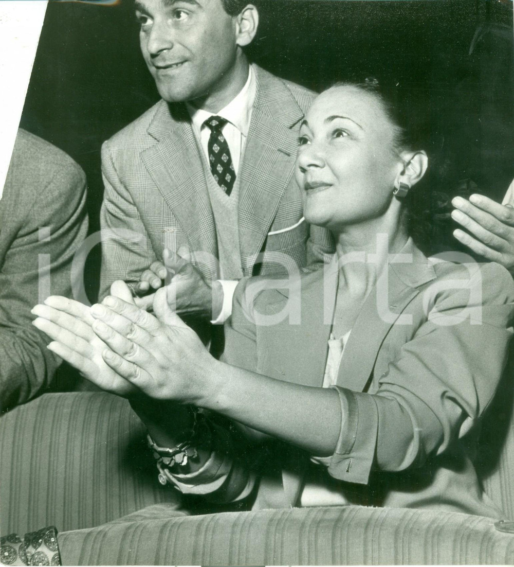 Fotografia d epoca originale 1952 MILANO Stagione teatrale Attrice Elsa MERLINI applaude Foto DANNEGGIATA 1