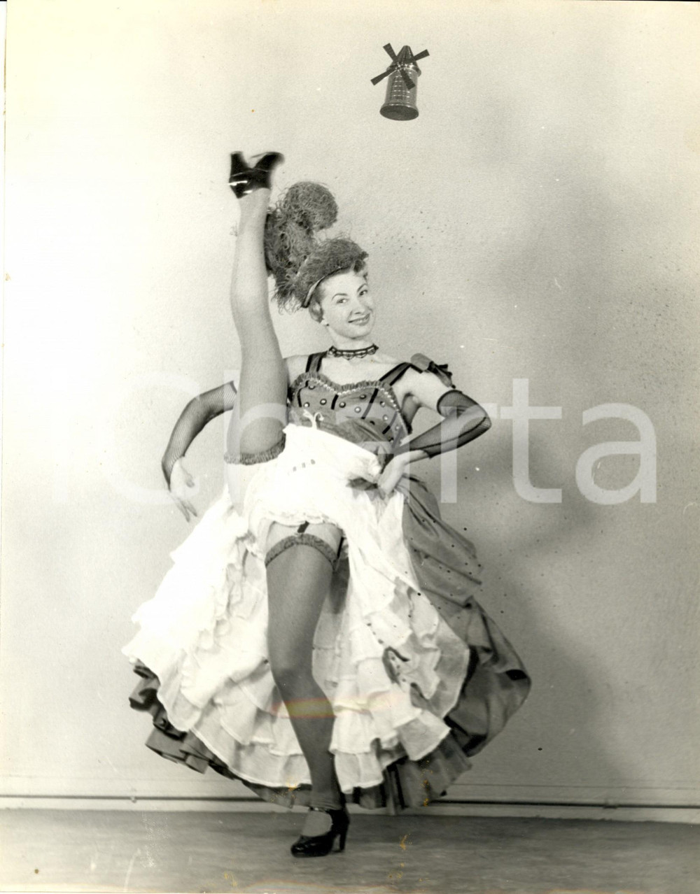 Fotografia d epoca originale 1950 ca PARIS F MOULIN ROUGE Ballerina Ginette TANGUY in spaccata Foto 1