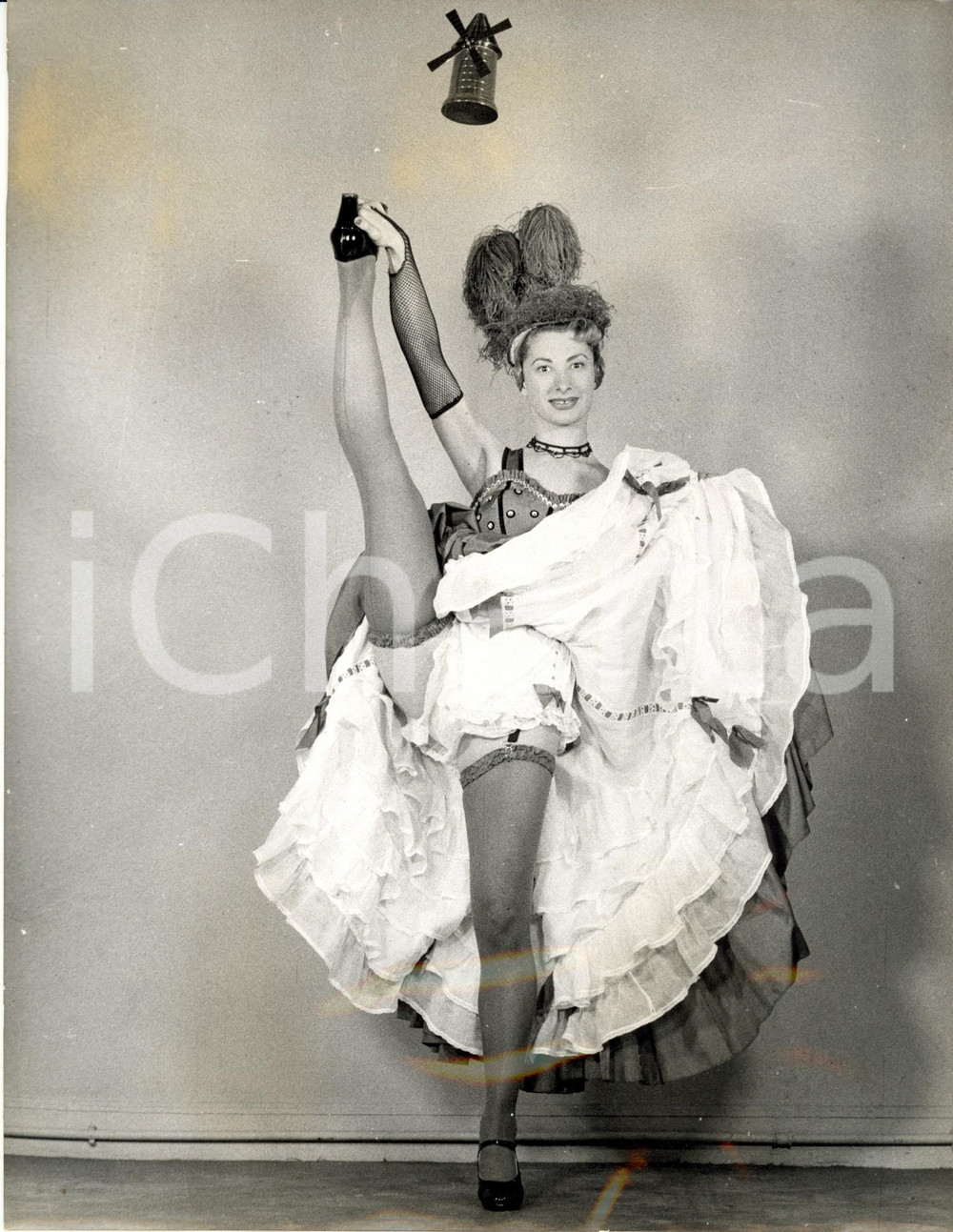 Fotografia d epoca originale 1950 ca PARIS F MOULIN ROUGE Ginette TANGUY mostra giarrettiere DANNEGGIATA 1