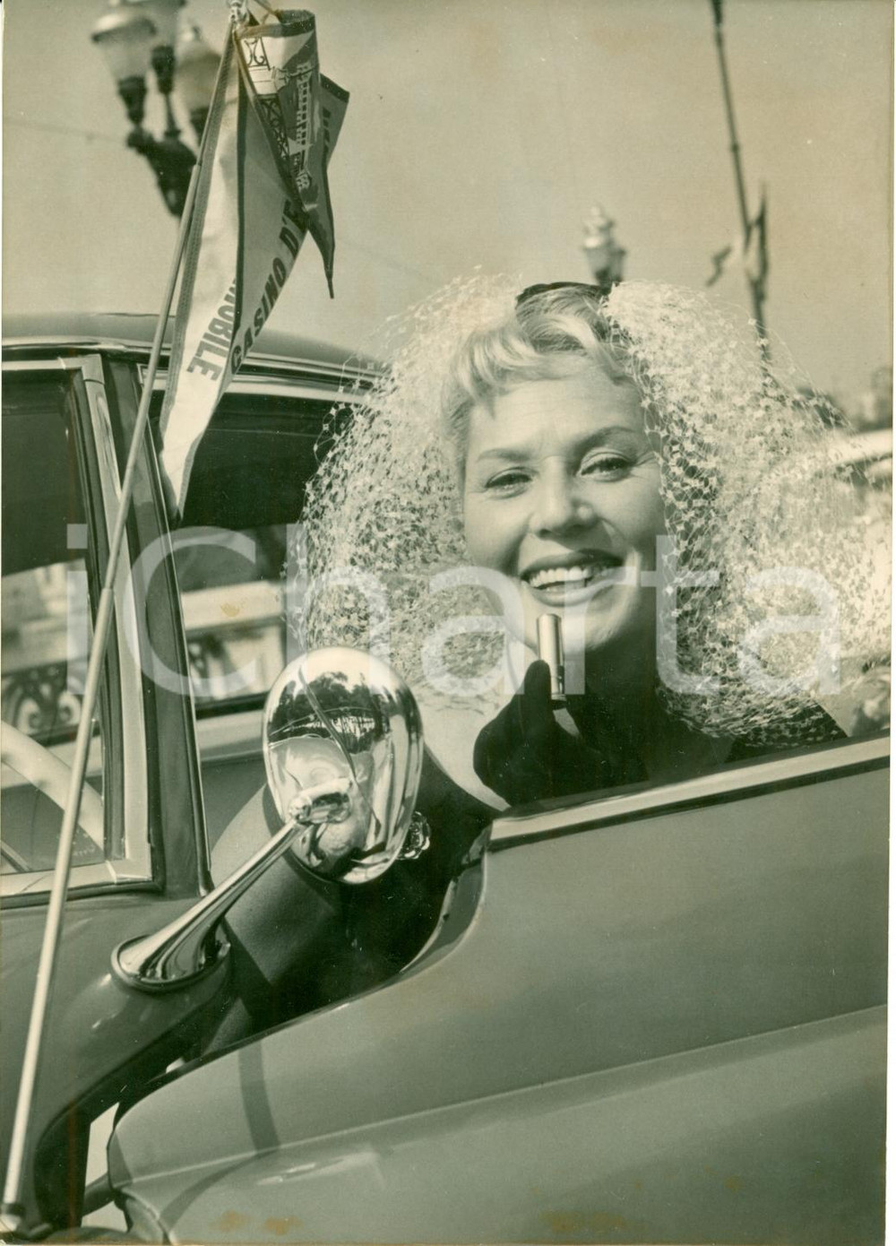 Fotografia d epoca originale 1958 ENGHIENLESBAINS Tilda THAMAR giornata automobili su BORGWARD ISABELLA 1