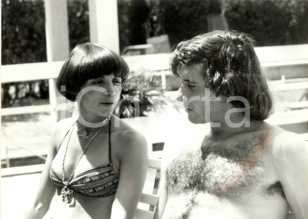 Fotografia d epoca originale 1975 ca TENNIS Guillermo VILAS e fidanzata Gabriella in costume Foto 24x30 1