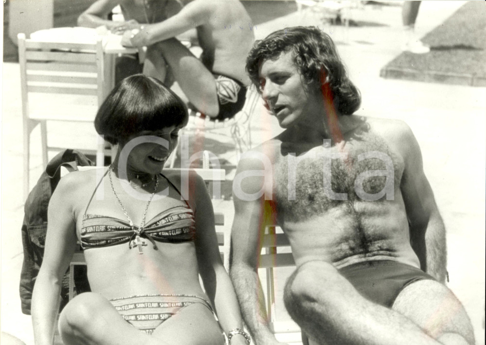 Fotografia d epoca originale 1975 ca TENNIS Guillermo VILAS e fidanzata Gabriella prendono sole Foto 24x30 cm 1