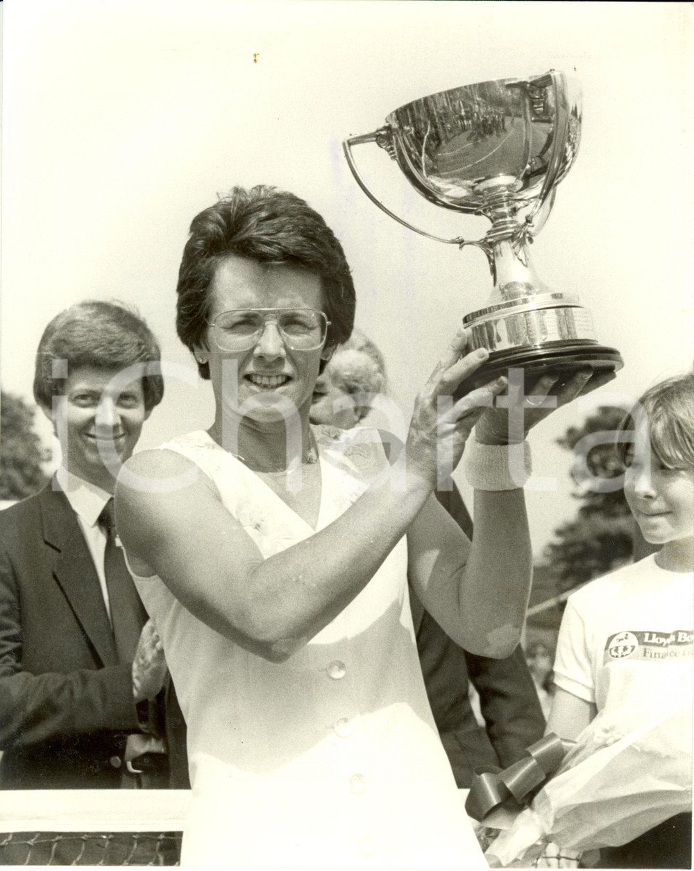 Fotografia d epoca originale 1983 BECKENHAM UK TENNIS Billie Jean KING holds ladies single trophy Photo 1