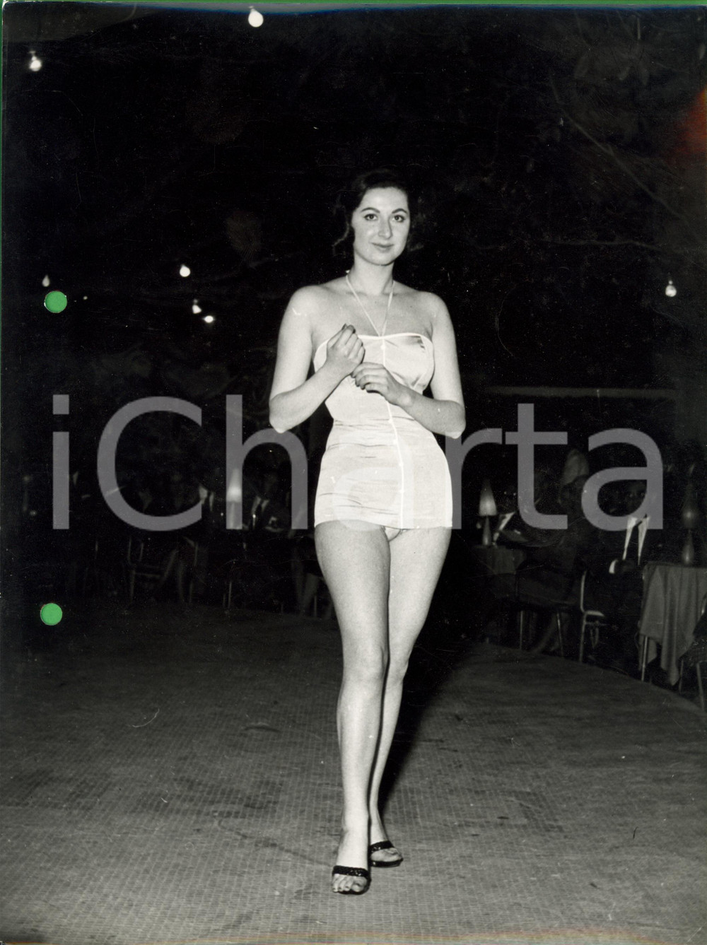 Fotografia d epoca originale 1960 ca PALERMO Modella con costume a bottoncini in raso Foto Alfredo URSO 1