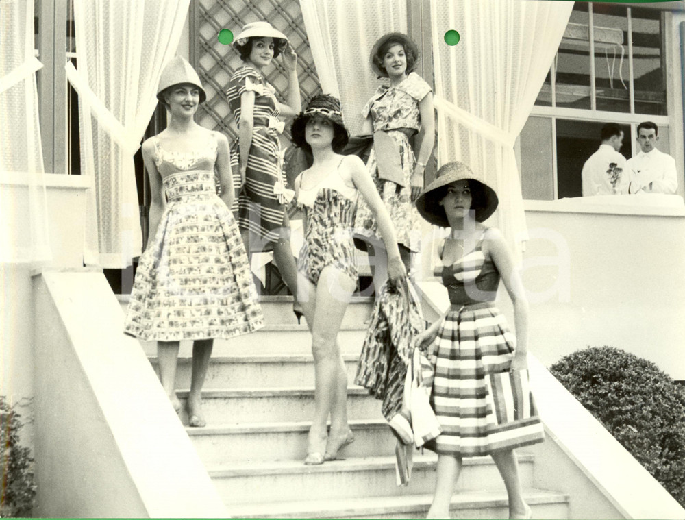 Fotografia d epoca originale 1960 ca MILANO Modelle in posa su una scalinata Foto Tito PICCOLI MODA VINTAGE 1