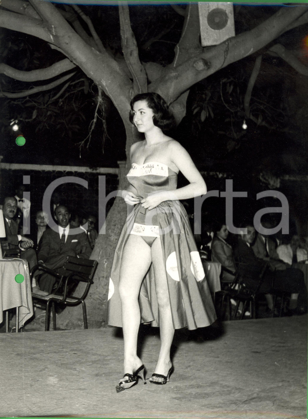 Fotografia d epoca originale 1960 ca PALERMO Modella con costume e gonna abbinati in raso Foto Alfredo URSO 1