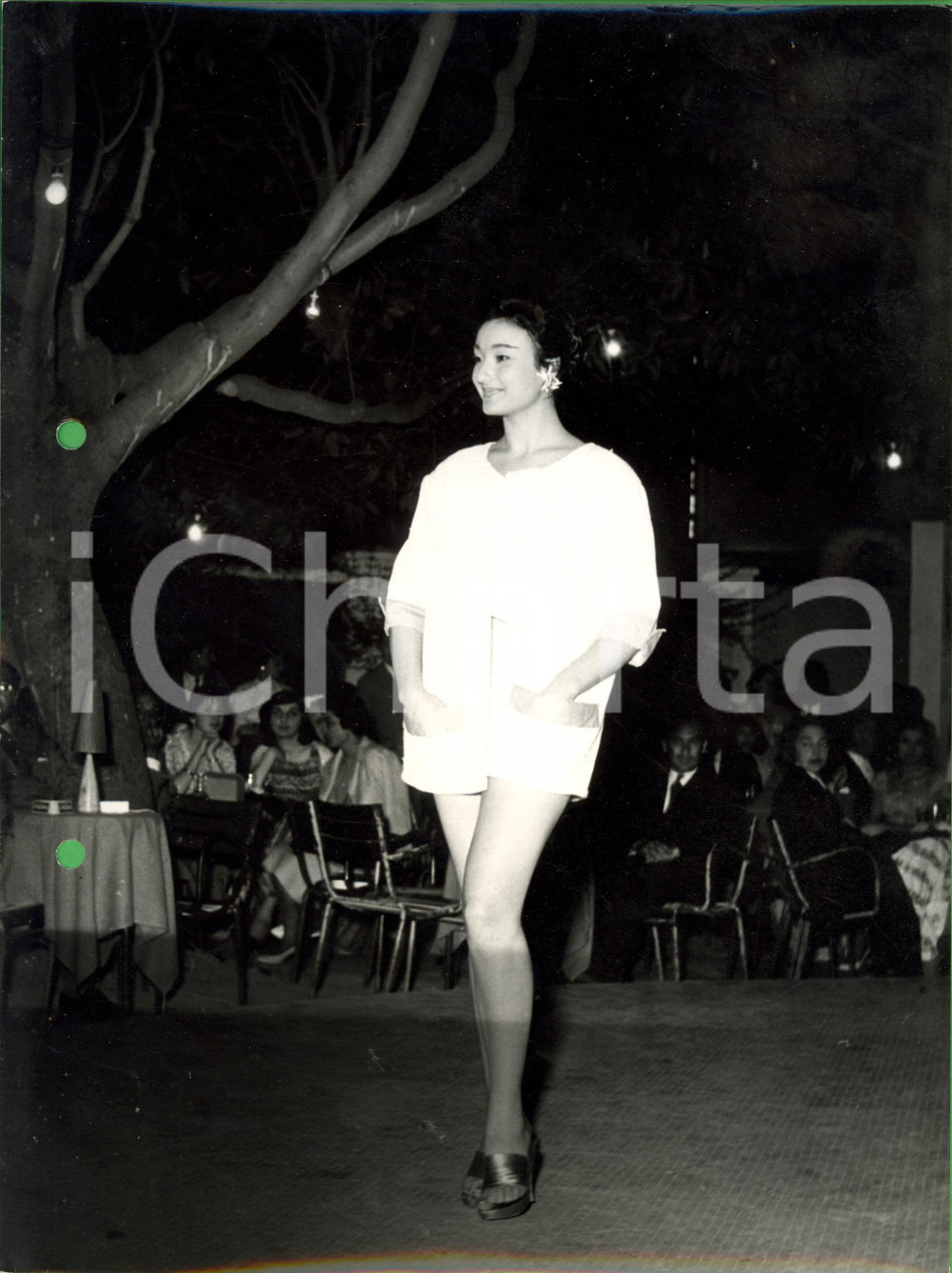 Fotografia d epoca originale 1960 ca PALERMO Modella con lunga camicia bianca Foto Alfredo URSO 1