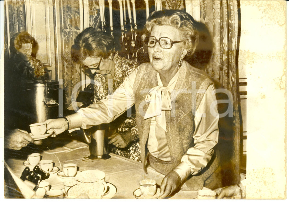 Fotografia d epoca originale 1976 THE HAGUE La Regina Giuliana d OLANDA offre il caffÃ¨ ai suoi dipendenti 1
