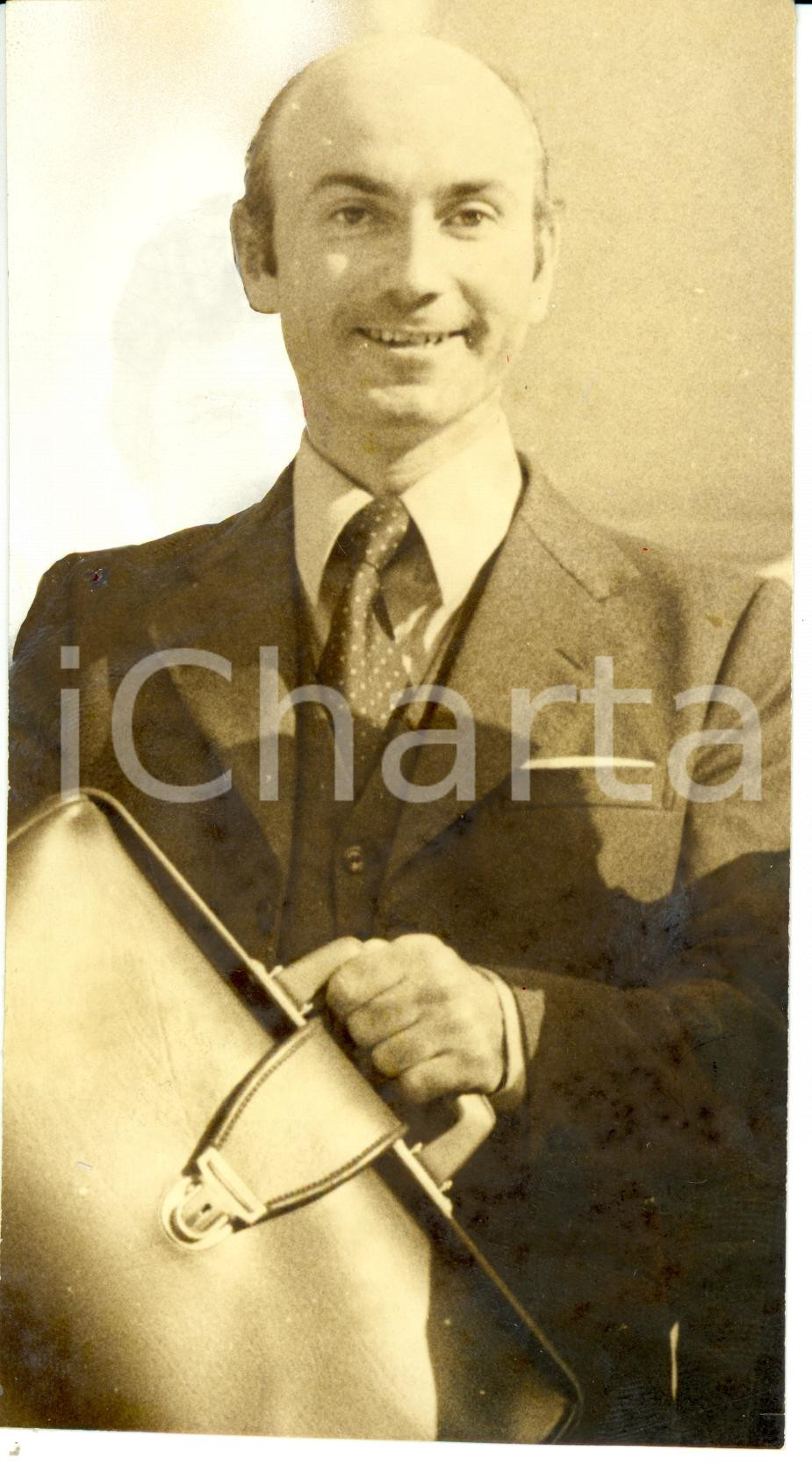 Fotografia d epoca originale 1970 ca PARIS Gabriel ARANDA con la sua valigetta Fotografia KEYSTONE 1