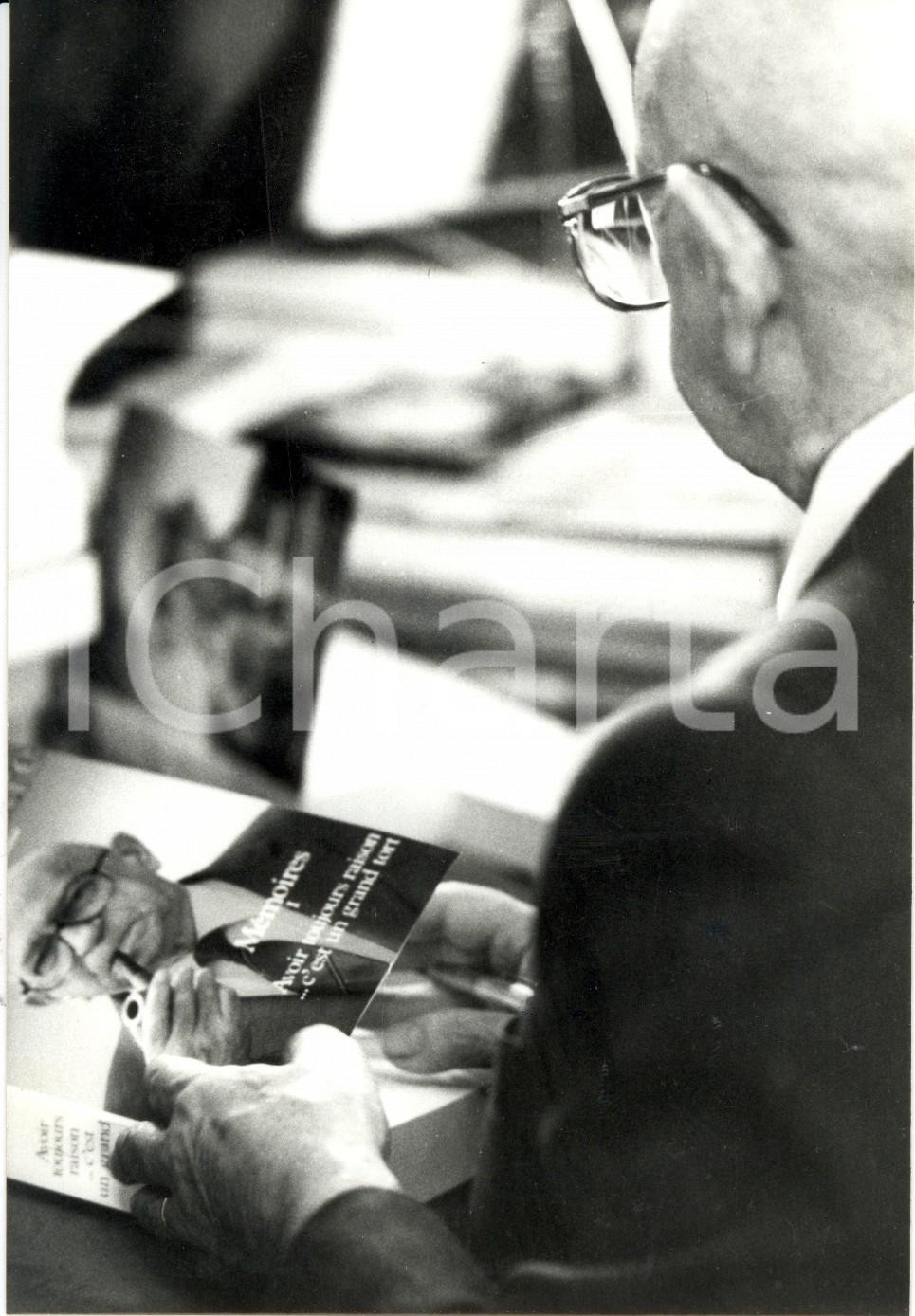 Fotografia d epoca originale 1980 ca DIJON F SALON DU LIVRE Edgar FAURE firma copie libro MEMOIRES Foto 1