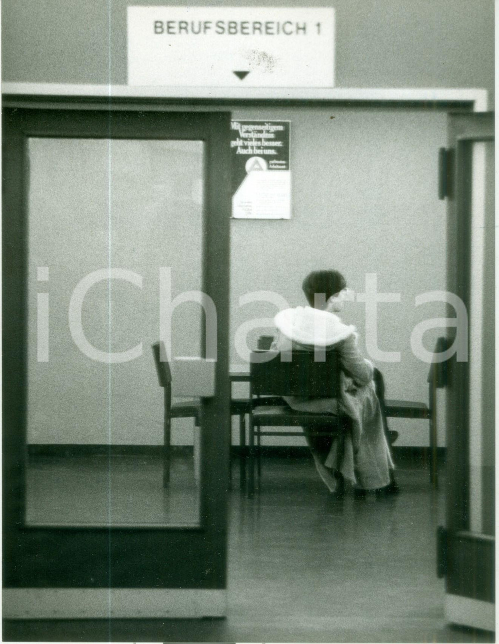 Fotografia d epoca originale 1981 KOLN DE Disoccupato in attesa all ufficio di collocamento Fotografia 1