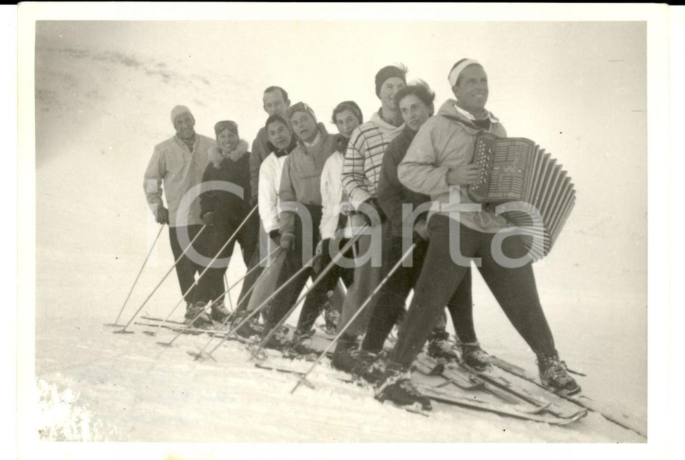 Fotografia d epoca originale 1950 ca SWITZERLAND Campionati SCI ALPINO In pista con la fisarmonica Foto 1