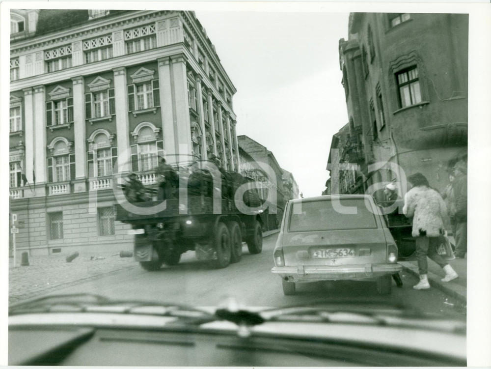 Fotografia d epoca originale 1989 TIMISOARA ROMANIAN REVOLUTION Carri armati ribelli perlustrano cittÃ  FOTO 1