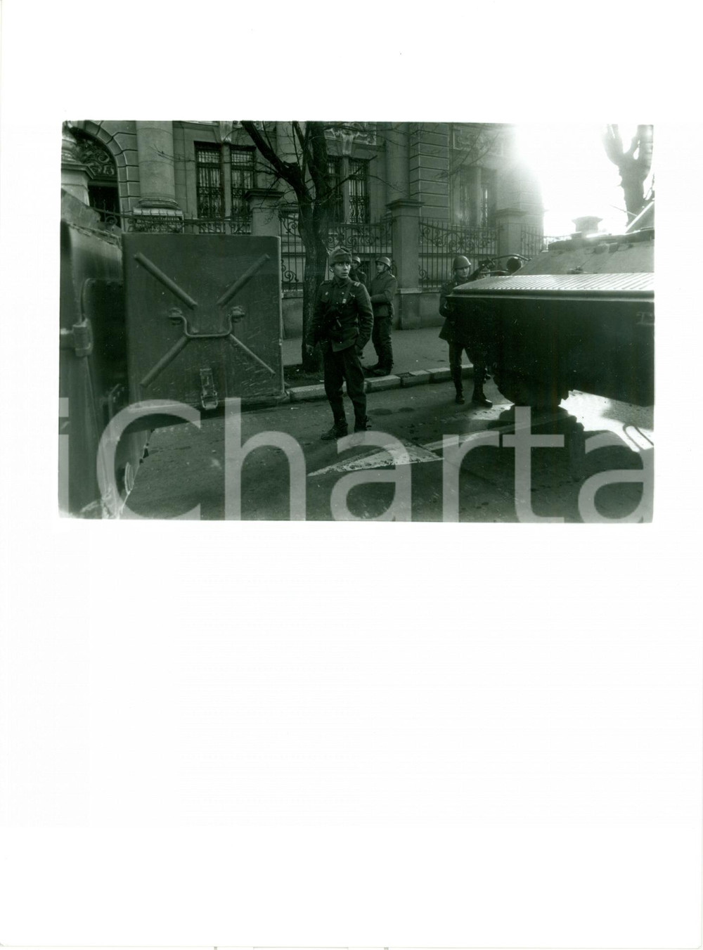 Fotografia d epoca originale 1989 BUCAREST ROMANIAN REVOLUTION Carri armati presidiano cittÃ  liberata FOTO 1