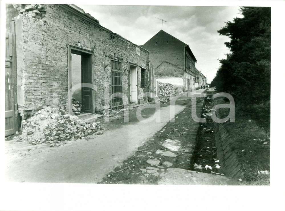 Fotografia d epoca originale 1985 BUCAREST ROMANIA ? Rovine di una casa crollata Fotografia 1