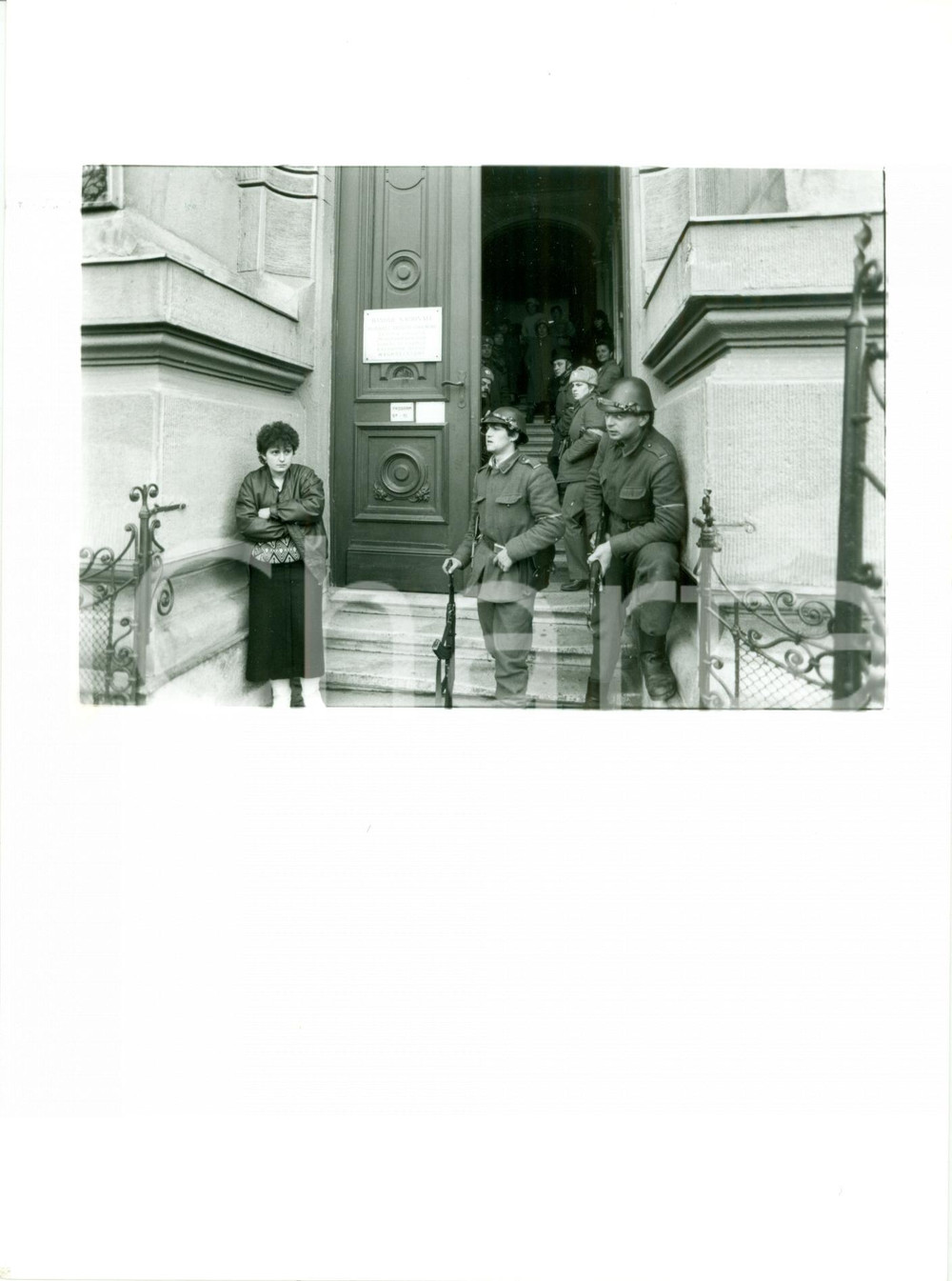 Fotografia d epoca originale 1989 BUCAREST ROMANIAN REVOLUTION Insorti presidiano Banca Nazionale FOTOGRAFIA 1