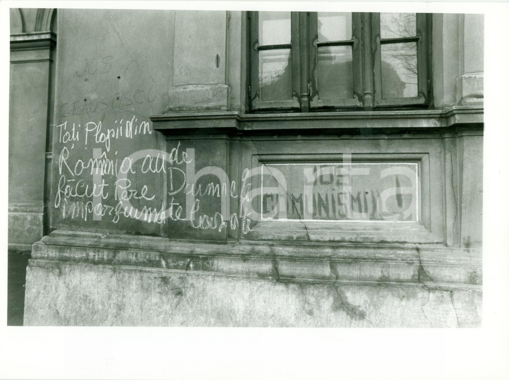 Fotografia d epoca originale 1989 BUCAREST ROMANIAN REVOLUTION Jos CEAUSESCU Jos Comunismul! Fotografia 1
