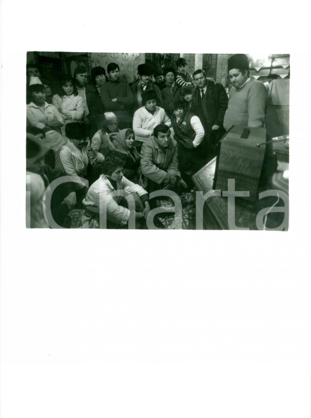 Fotografia d epoca originale 1989 BUCAREST ROMANIAN REVOLUTION Popolo segue processo a CEAUSESCU in tv Foto 1