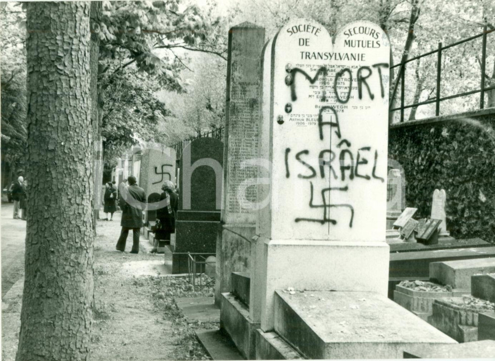 Fotografia d epoca originale 1982 BAGNEUX F Nouveau Front Nazi FranÃ§ais profane CimetiÃ¨re Juif ANTISEMITISME 1