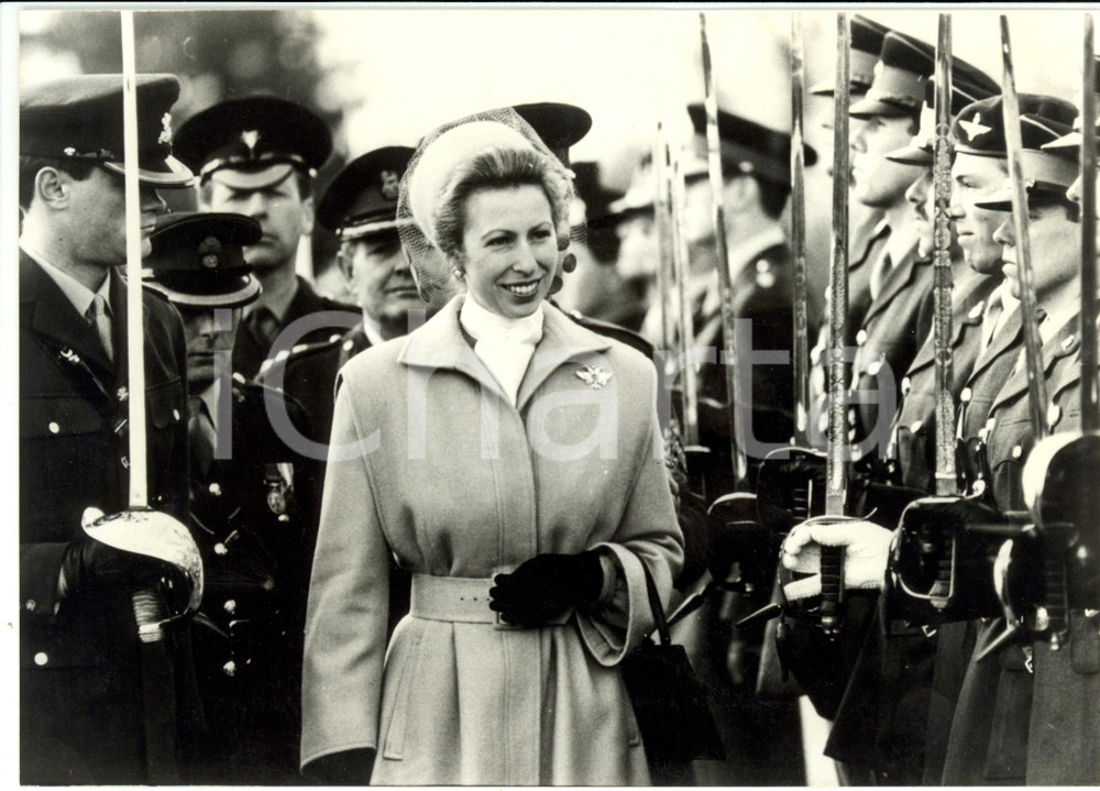 Fotografia d epoca originale 1982 SANDHURST UK Accademia Militare Reale Principessa Anna rivista ufficiali 1