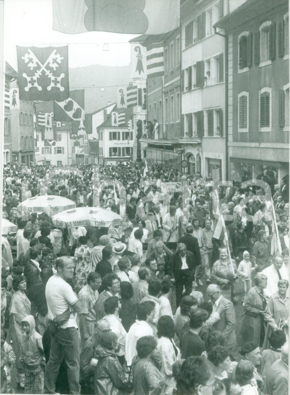 Fotografia d epoca originale 1985 ca BASEL SVIZZERA Folla per sfilata Fiera del Cantone Foto cm 15 x 21 1