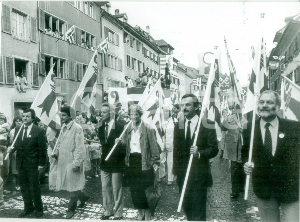 Fotografia d epoca originale 1985 ca BASEL SVIZZERA Sfilata per la Fiera del Cantone Fotografia cm 21 x 15 1