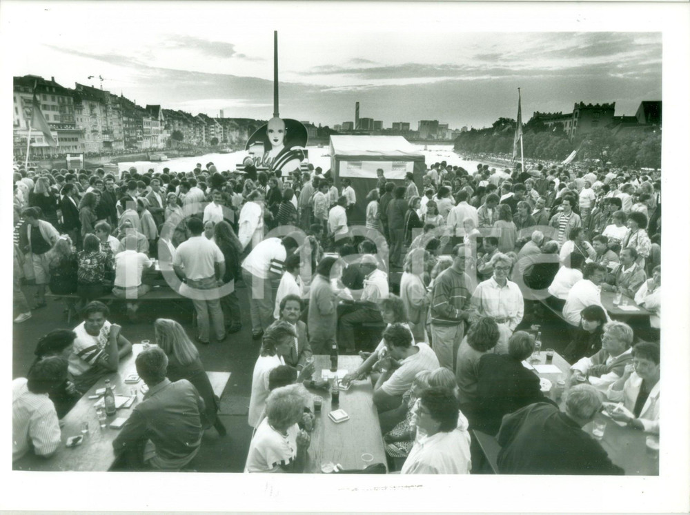 Fotografia d epoca originale 1990 ca BASEL SVIZZERA Festa popolare lungo il RENO Fotografia cm 24 x 17 1