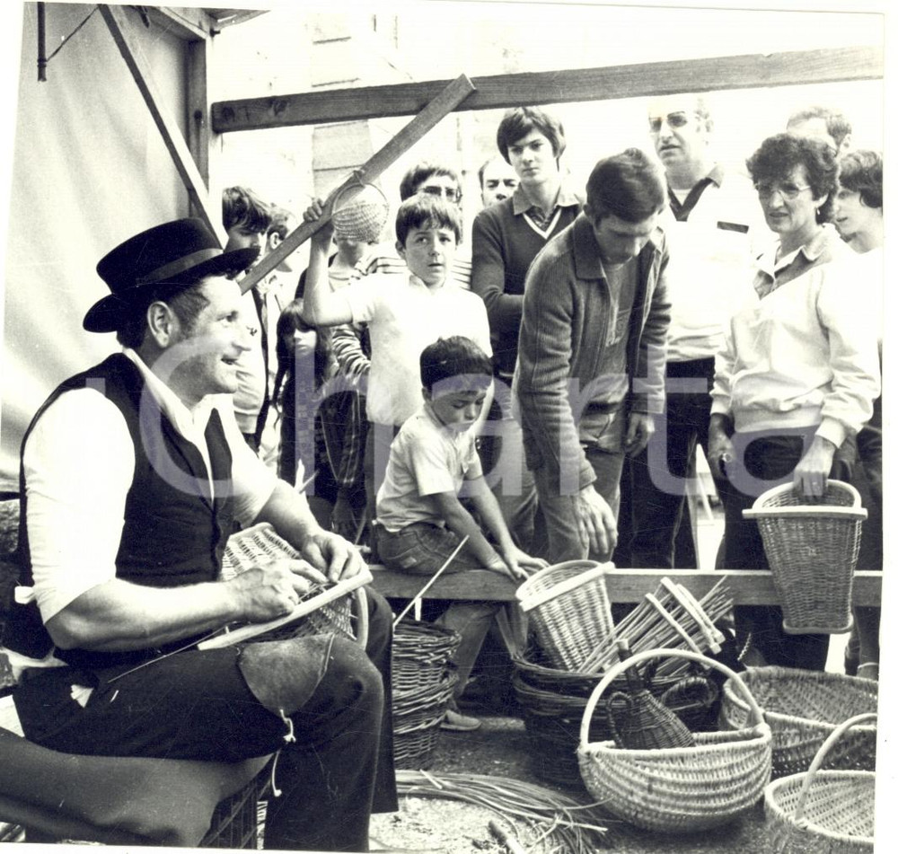 Fotografia d epoca originale 1986 LAUW HAUT RHIN Cestaio al lavoro durante fiera estiva Foto 1