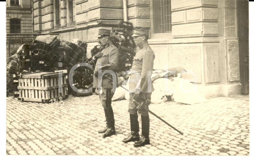 Fotografia d epoca originale 1930 ca ZURIGO SCHWEIZER ARMEE Alti ufficiali tra i rifornimenti di stivali 1